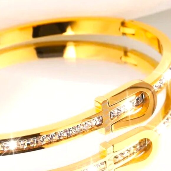 18K GOLD DIPPED BUCKLE BANGLE INLAID WITH CUBIC ZIRCONIA SLEEK AND ON TREND - Picture 1 of 2